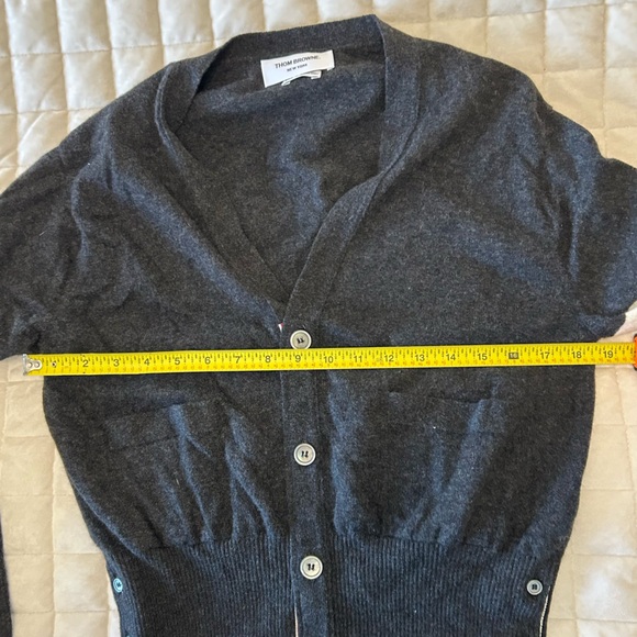 Authentic Thom Browne 100% Cashmere Gray Side Button Arm Stripe Cardigan Size 3 - Picture 10 of 12